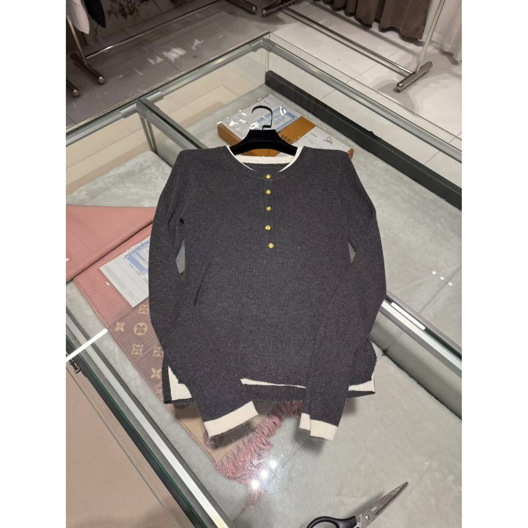 鄂秋冬简约时尚休闲灰色拼色针织衫