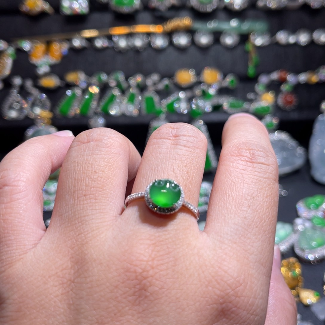 翡翠戒指18K金镶嵌阳绿如意头戒指