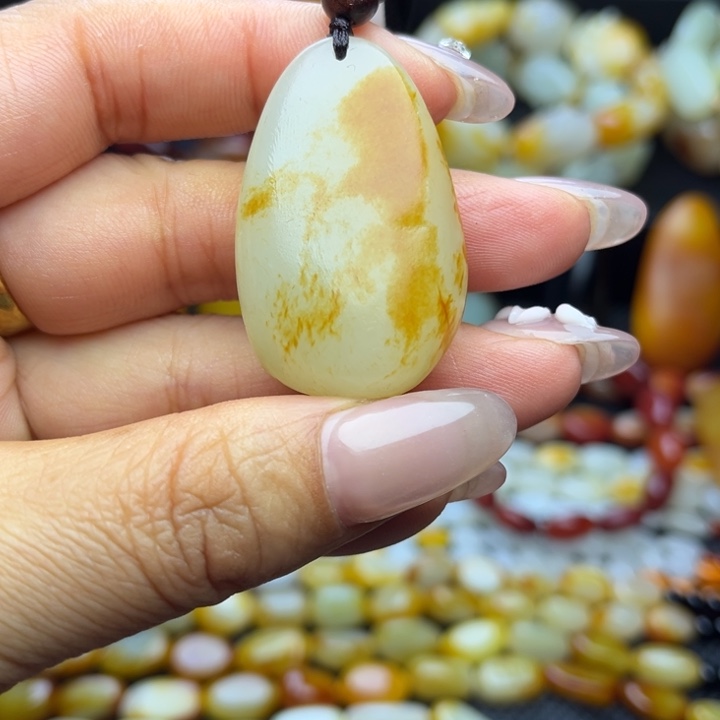 归***人和田玉未镶嵌颈饰