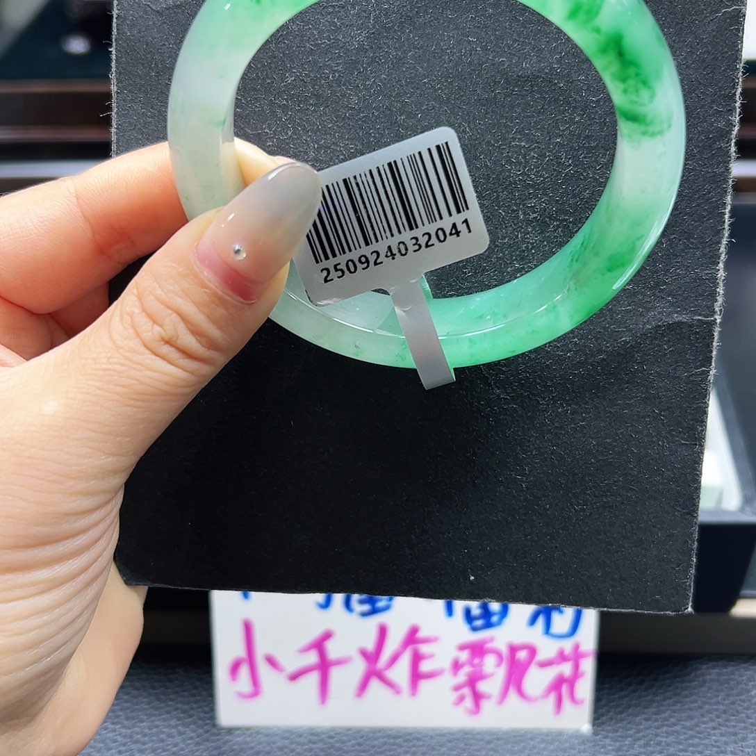 鹿****石英质玉未镶嵌手镯