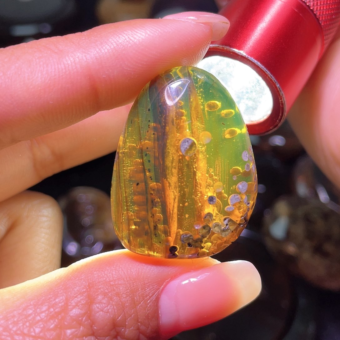 琥珀裸石未镶嵌？