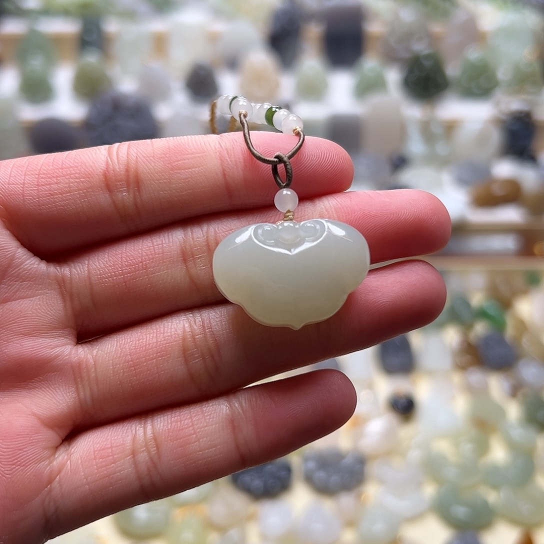 和田玉吊坠(赠链)未镶嵌