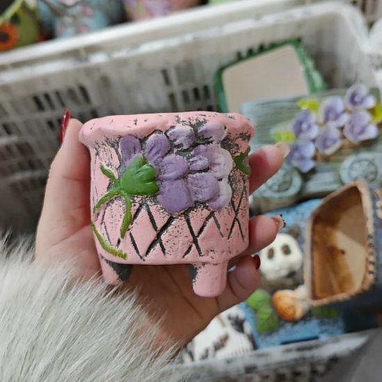 当场拍满15元发货不凑不发，花盆盆口不方不圆有针孔黑点是正常的，