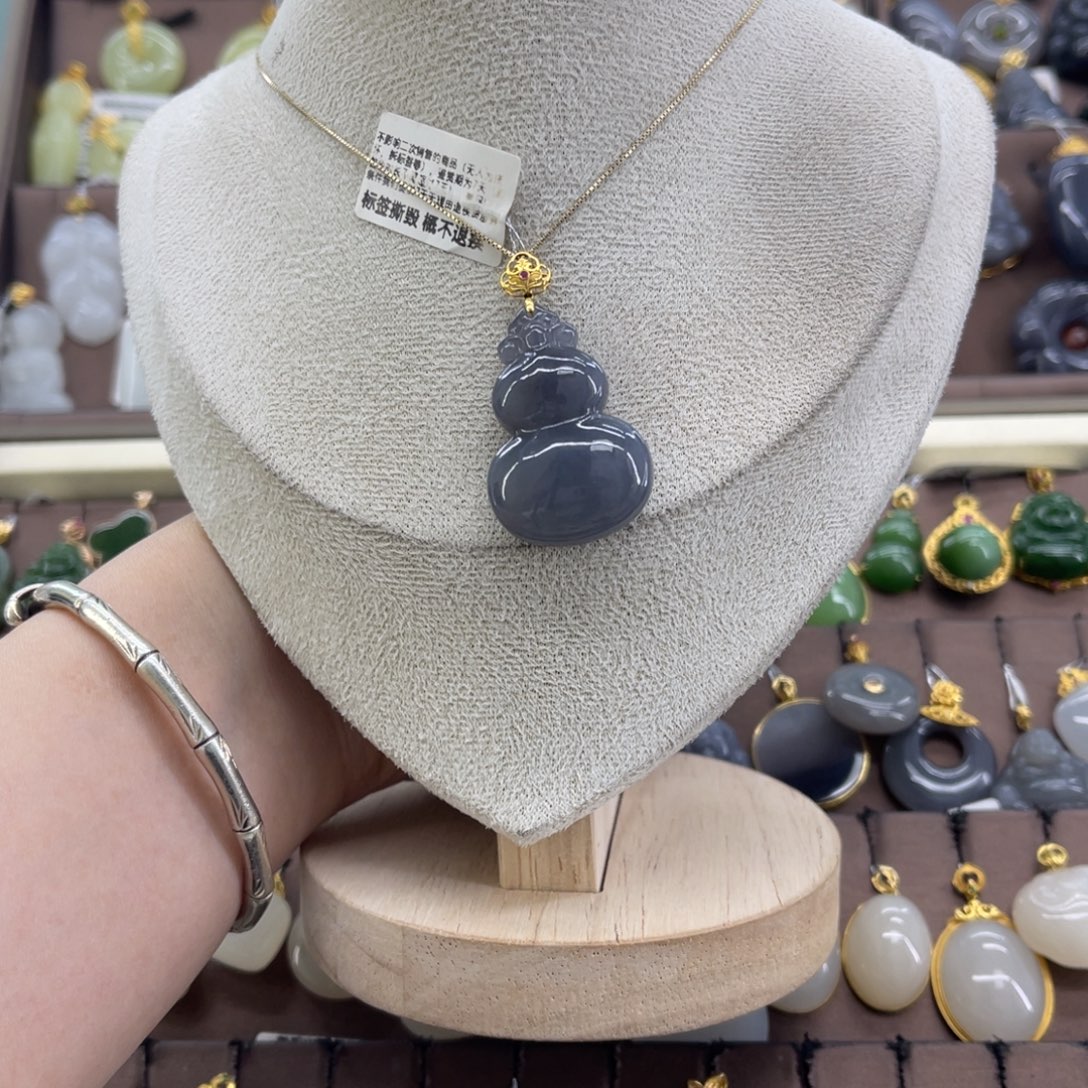 和田玉18K金镶嵌吊坠(赠链)