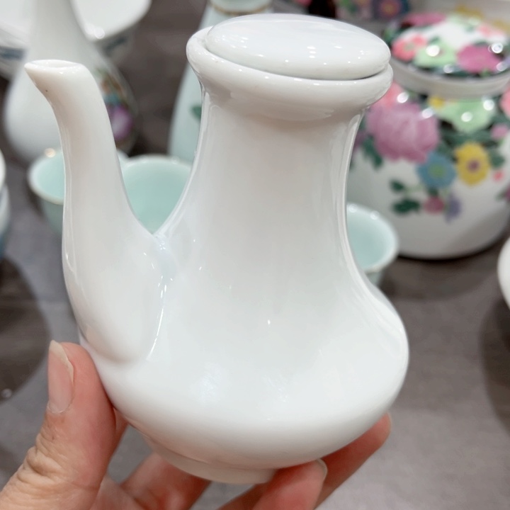 碟釉下彩纯白醋壶。