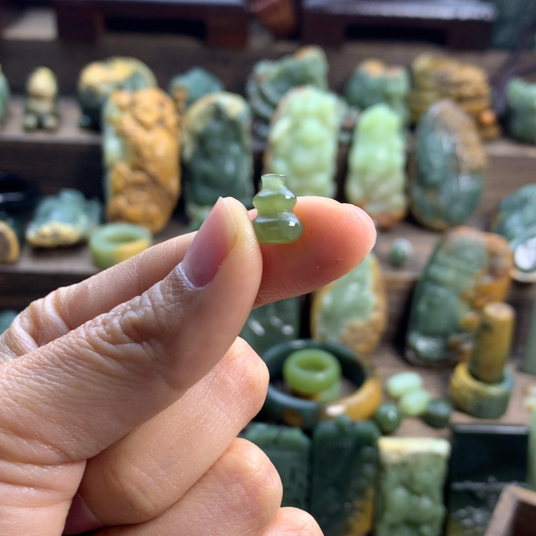 岫岩河磨玉（透闪石质玉）挂件未镶嵌栗****高