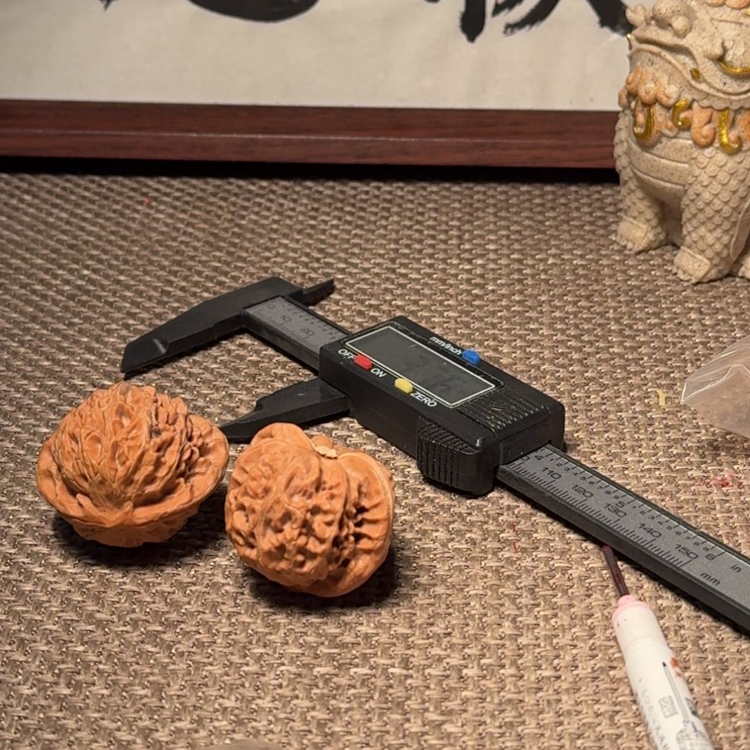 文玩核桃吊坠耳钉等饰物装饰着花纹精致别致又