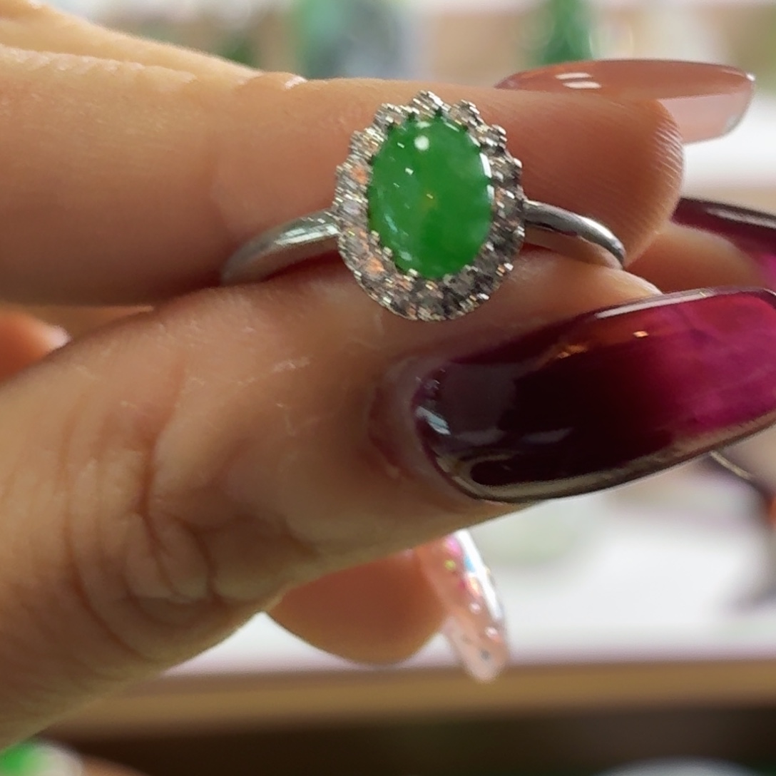 翡翠未镶嵌颈饰戒指