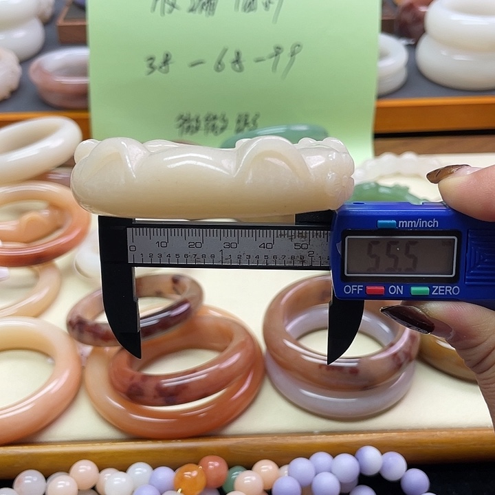 未镶嵌石英岩玉珠宝奇石