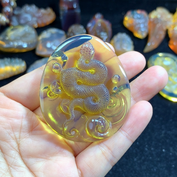 琥珀颈饰未镶嵌柳青雕刻件蛇