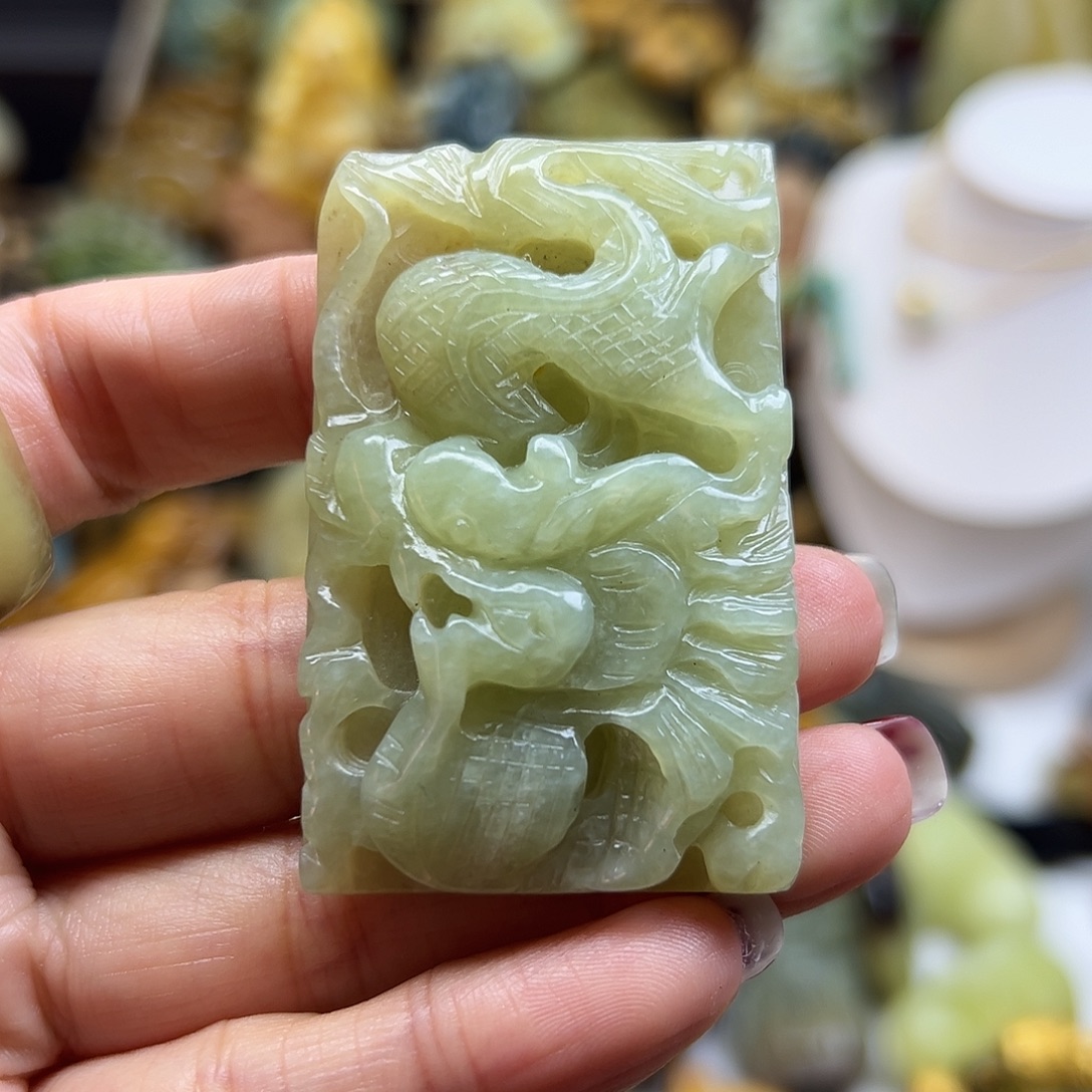 岫岩老玉（透闪石质玉）未镶嵌颈饰老玉龙牌