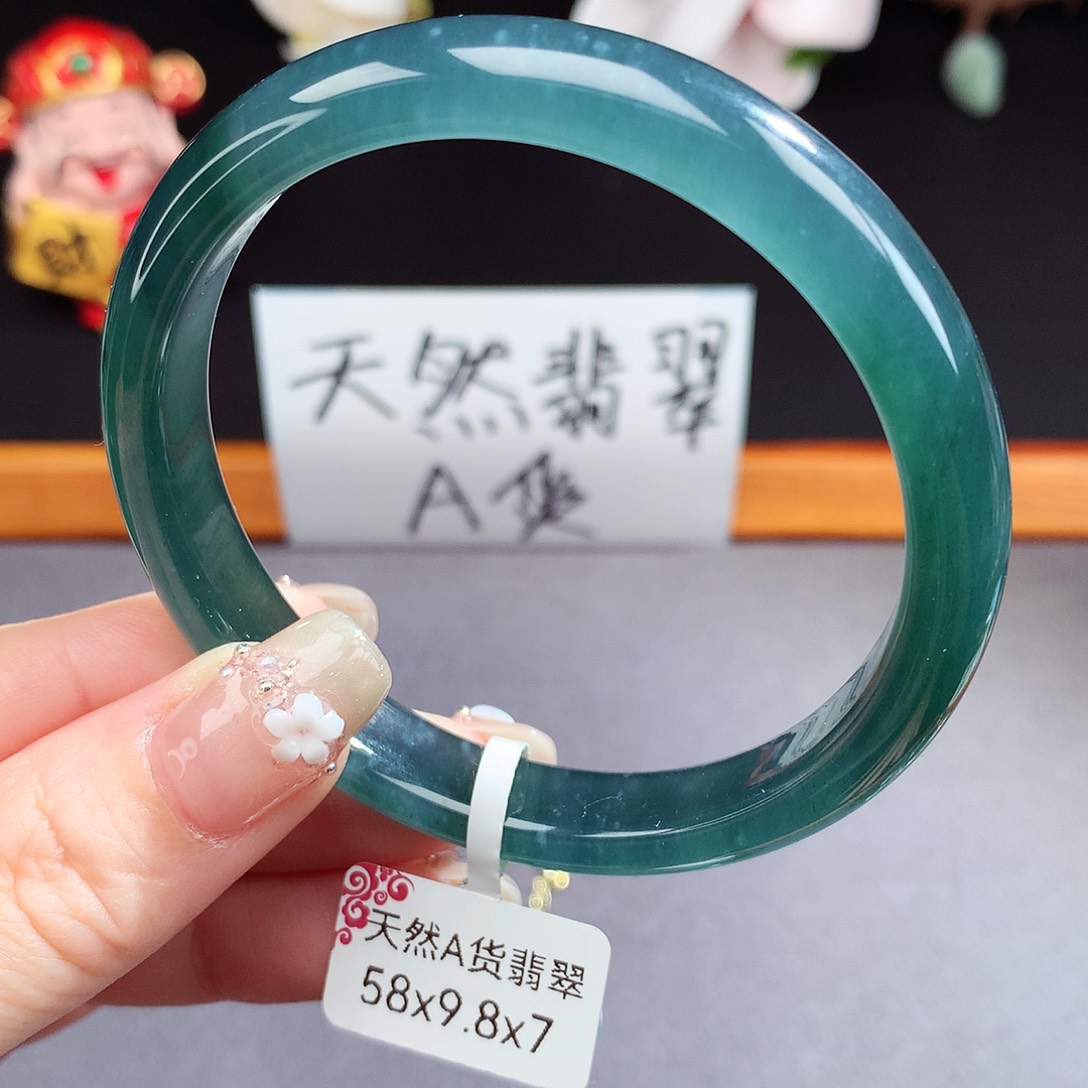 翡翠未镶嵌手镯（圆镯）