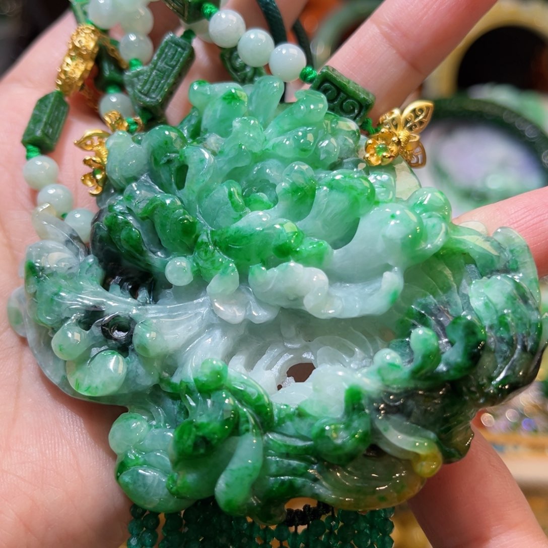 翡翠未镶嵌颈饰待编织