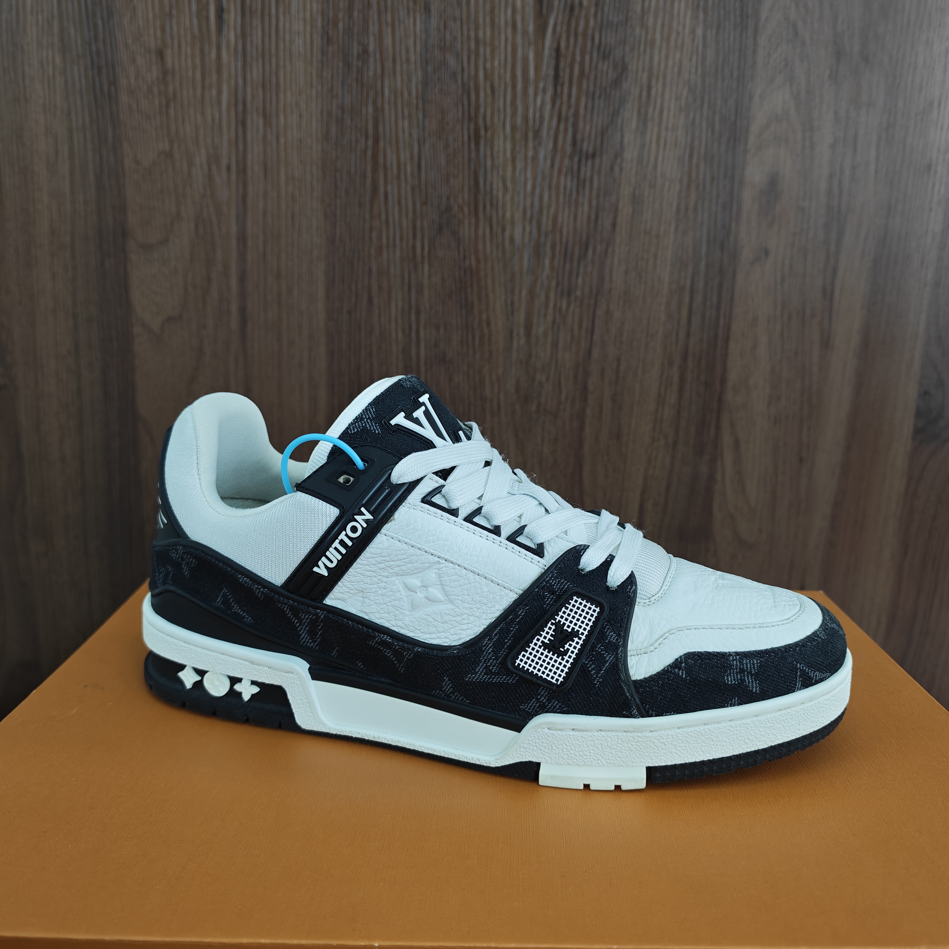 99新 LouisVuitton/路易威登 国码41码 trainer 黑白牛仔 板鞋鞋