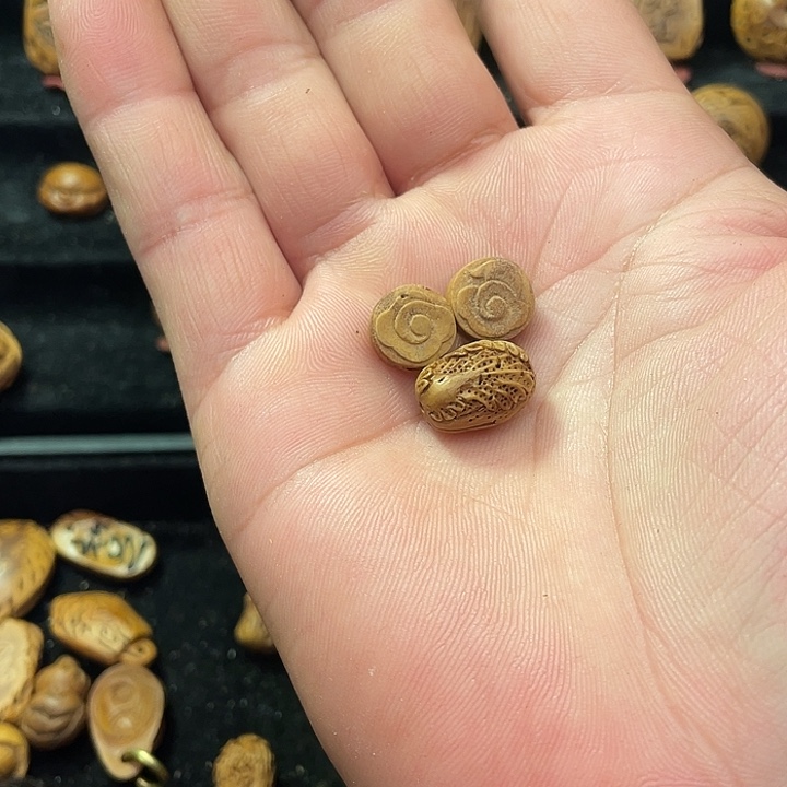 君***哥纯手工制作桃核白菜祥云