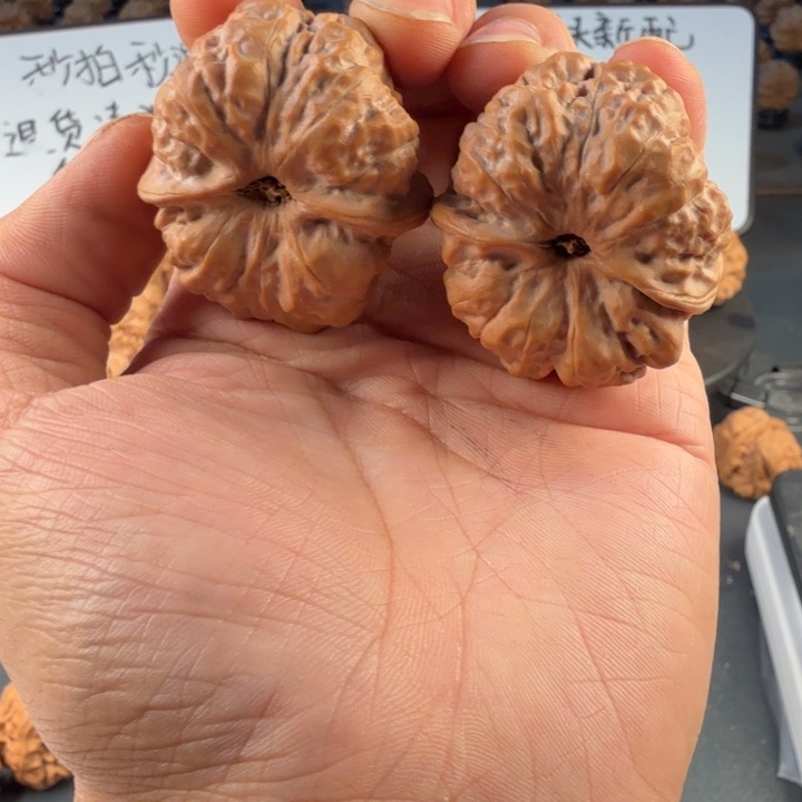 翰***吊坠文玩核桃蛤蟆的眼睛是真的