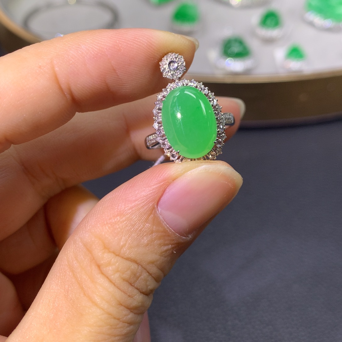 翡翠戒指18K金镶嵌翡翠