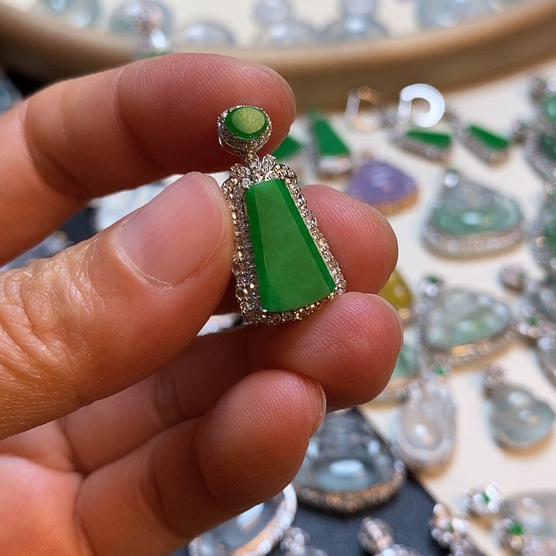 翡翠18K金镶嵌颈饰无事牌