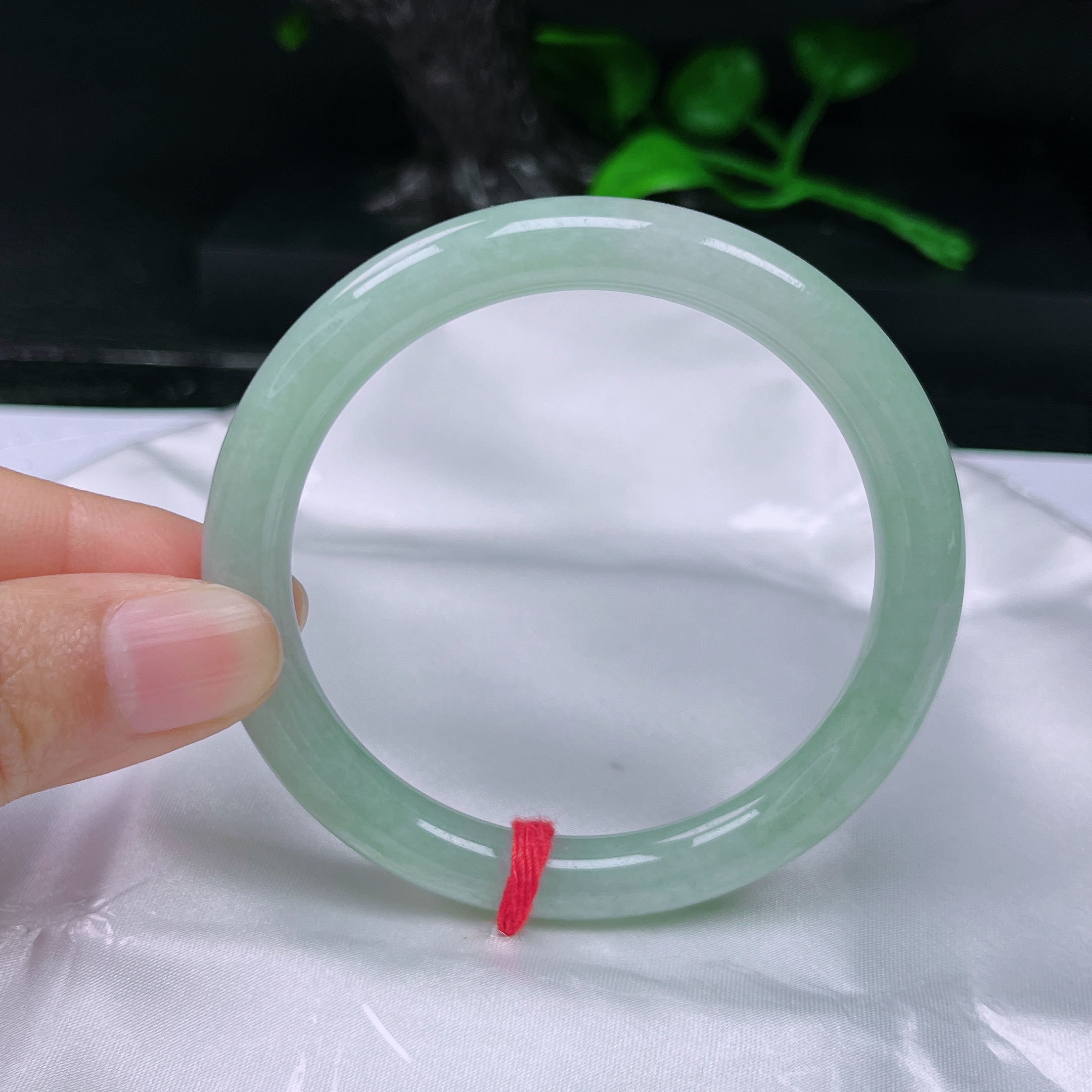 天然缅甸A货翡翠手镯54-55圈甜绿美人条：尺寸：54.7-8.1有纹女款