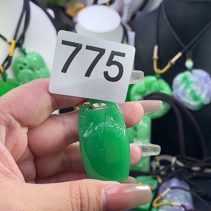 翡翠未镶嵌吊坠(赠链)