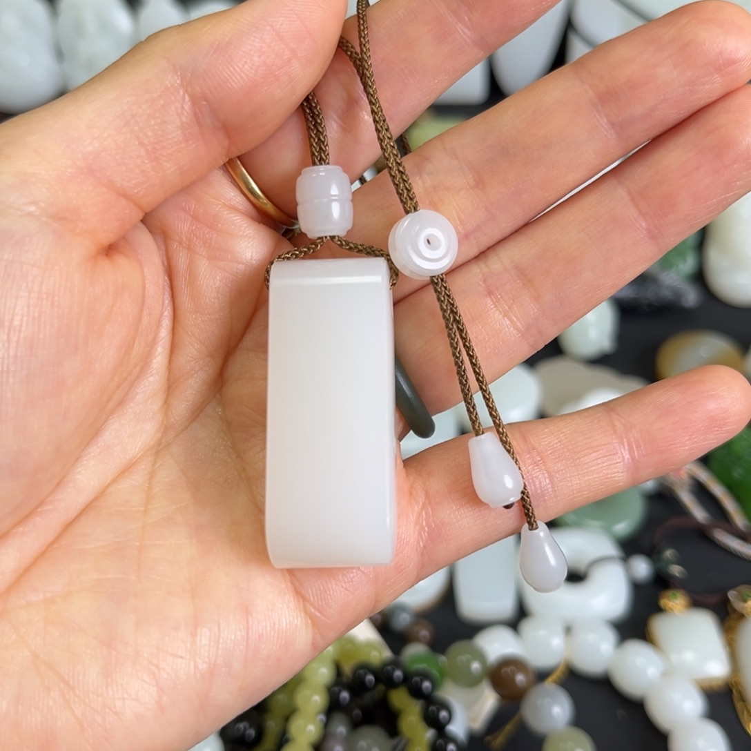 和田玉未镶嵌吊坠(赠链)