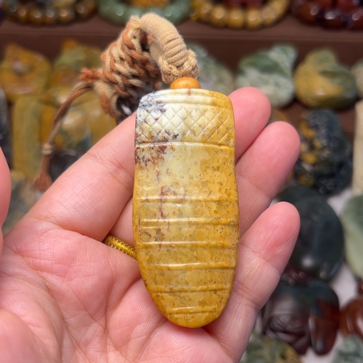 鸣***白未镶嵌岫岩河磨玉（透闪石质玉）把件