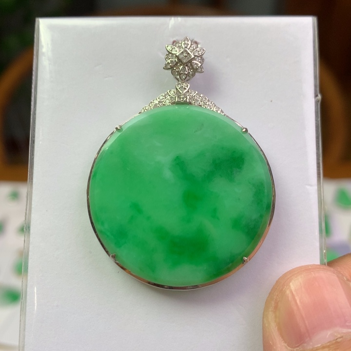 翡翠18K金镶嵌颈饰翡翠