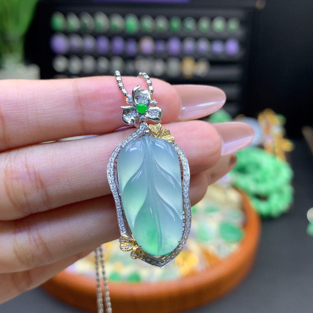 翡翠18K金镶嵌颈饰