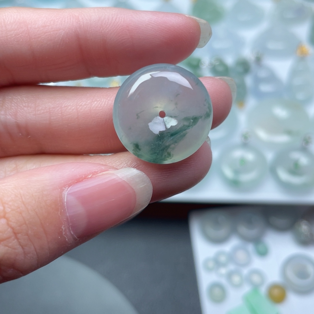 翡翠未镶嵌颈饰平安扣