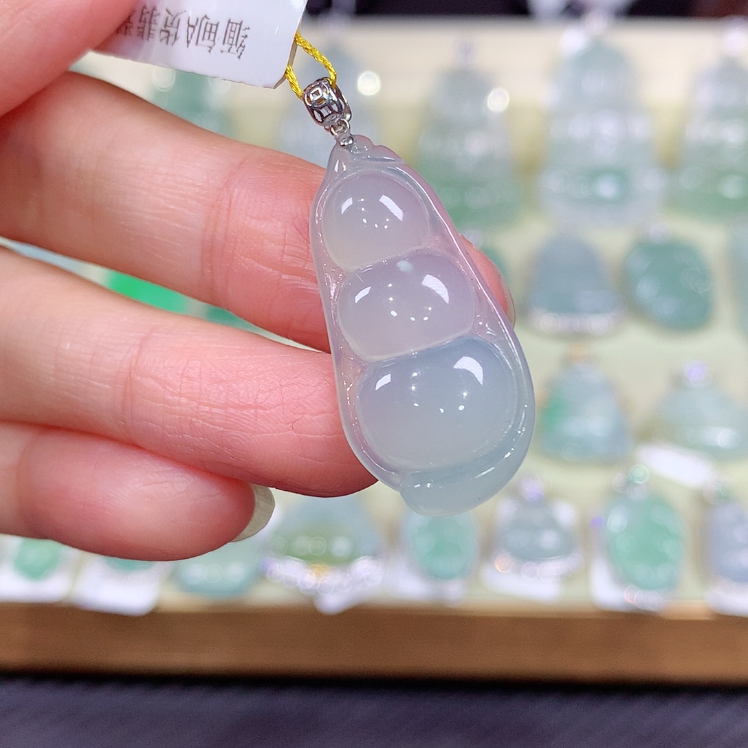 翡翠18K金镶嵌颈饰福豆
