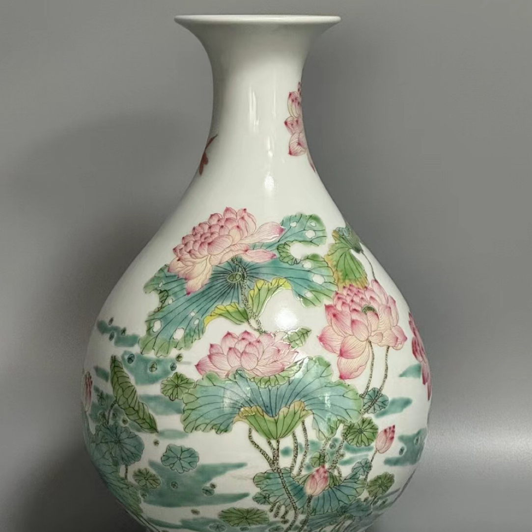 粉彩花卉花卉玉壶瓶
