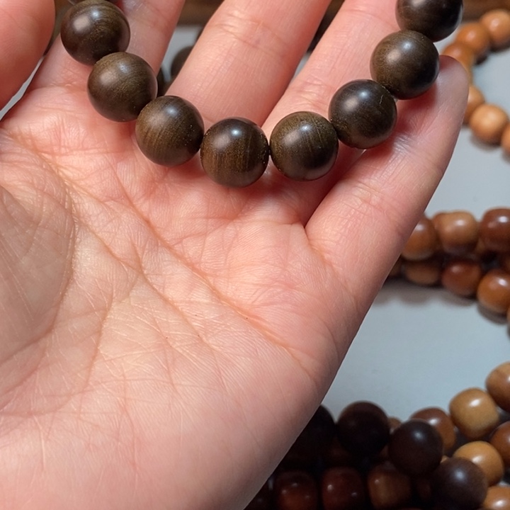 善***己檀香木老山檀香水阴沉1.2*17、奶香