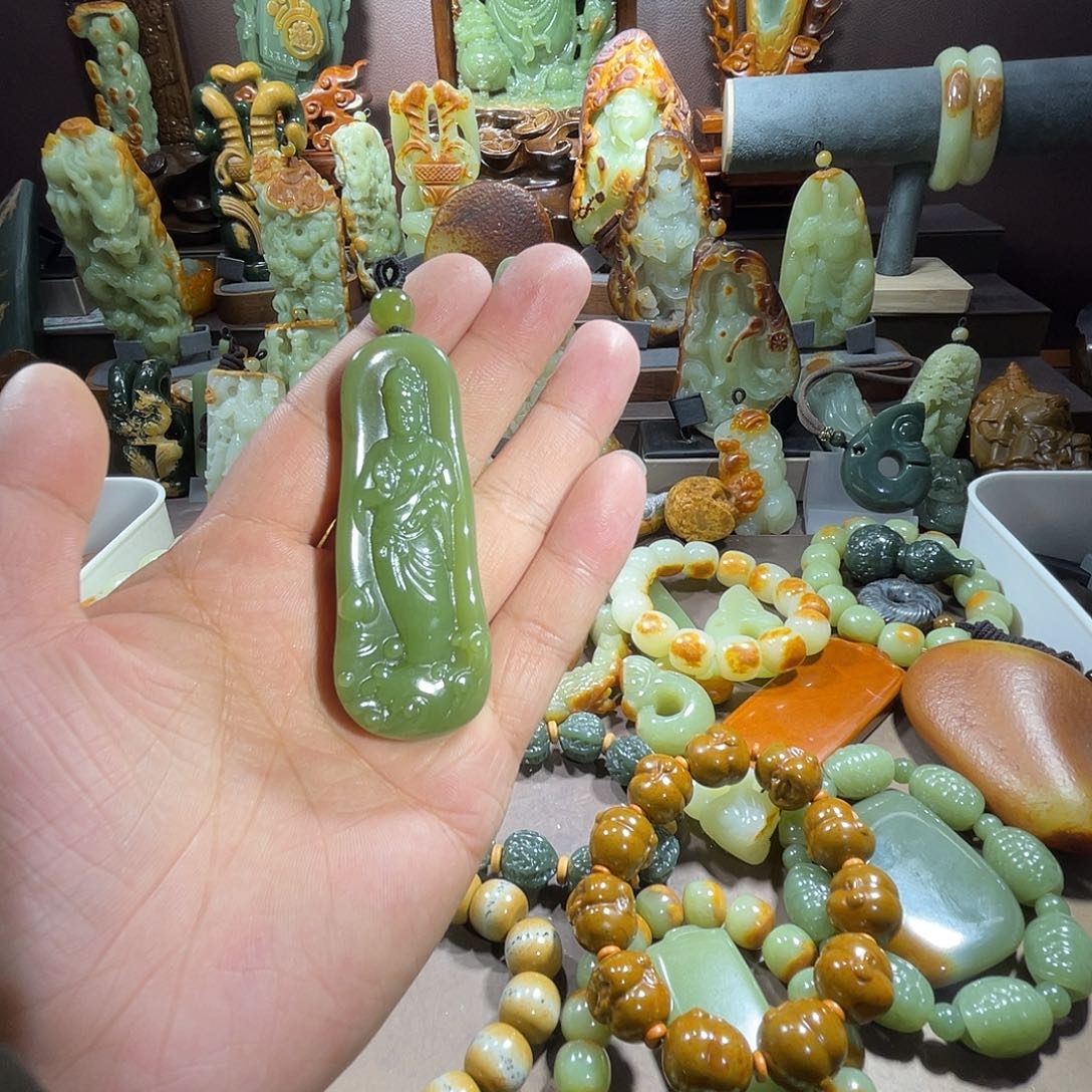 与***进透闪石质玉未镶嵌珠宝奇石