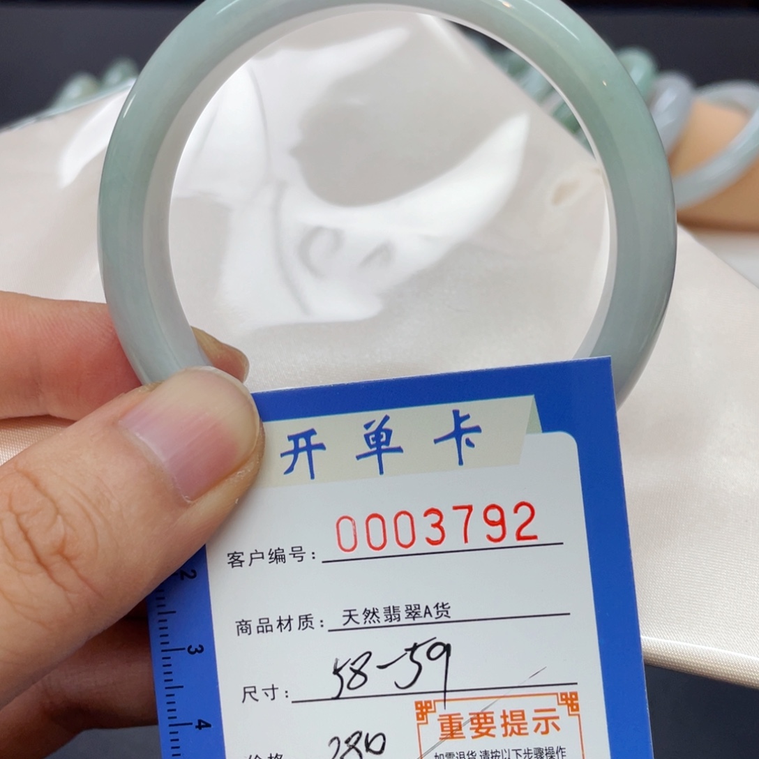 翡翠手镯未镶嵌翡翠手镯