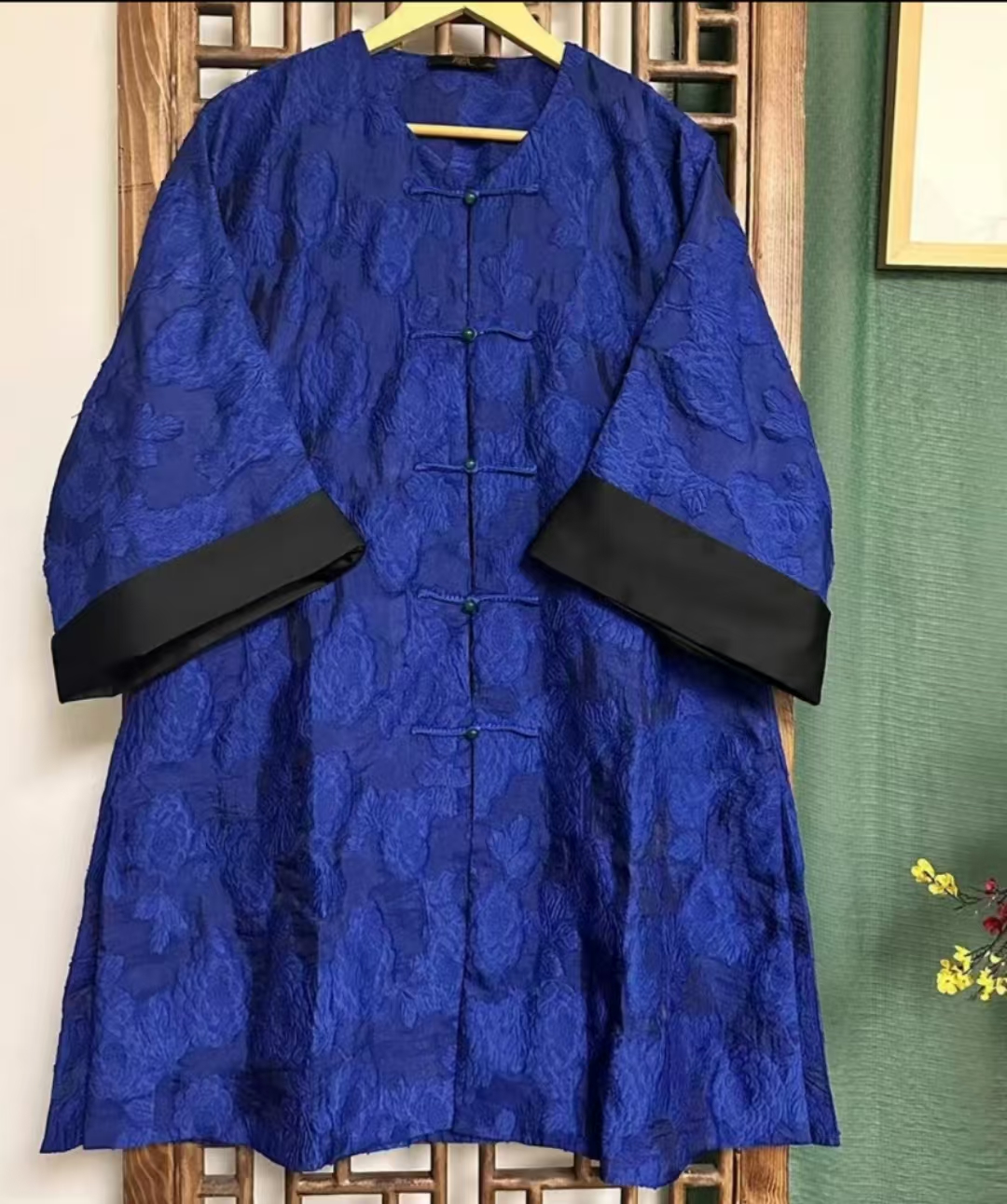 凤徕兮私人定制蓝底提花黑色翻边袖盘扣V领风衣    HY1080-2