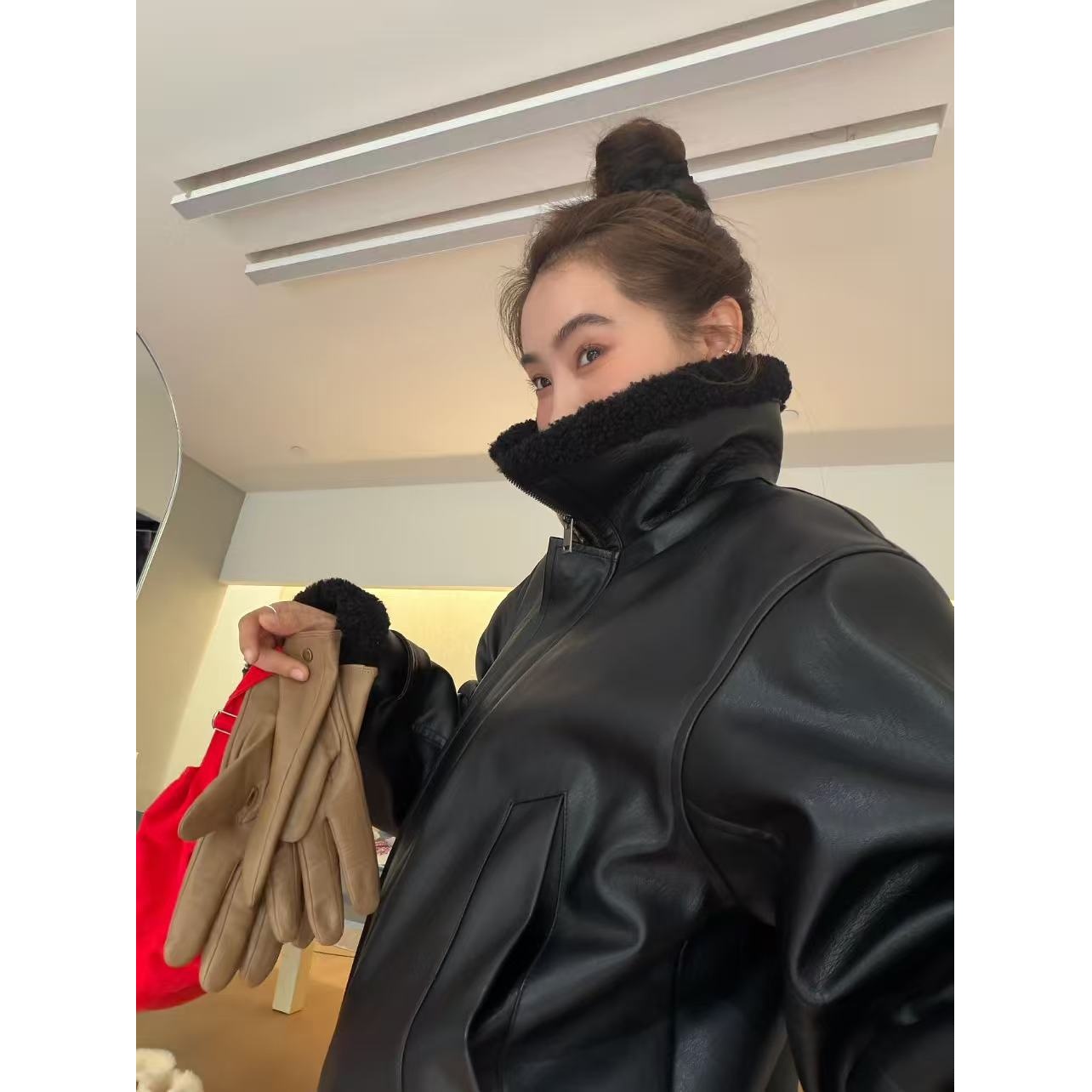 INAIEN“黑序绒章”短款软糯藏肉显瘦保暖机车女士皮毛夹克P8578