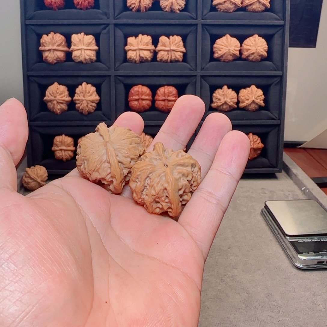 伟***哥文玩核桃吊坠野狼