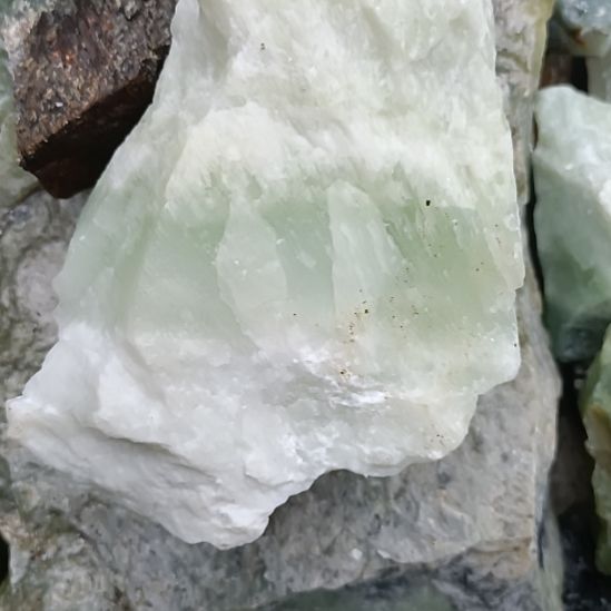 未镶嵌蛇纹石玉珠宝奇石