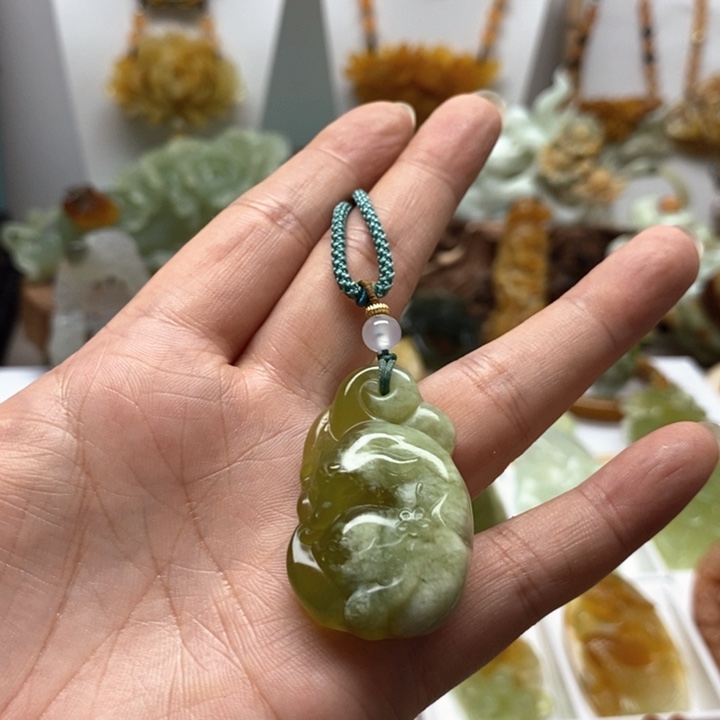 蛇纹石玉未镶嵌颈饰