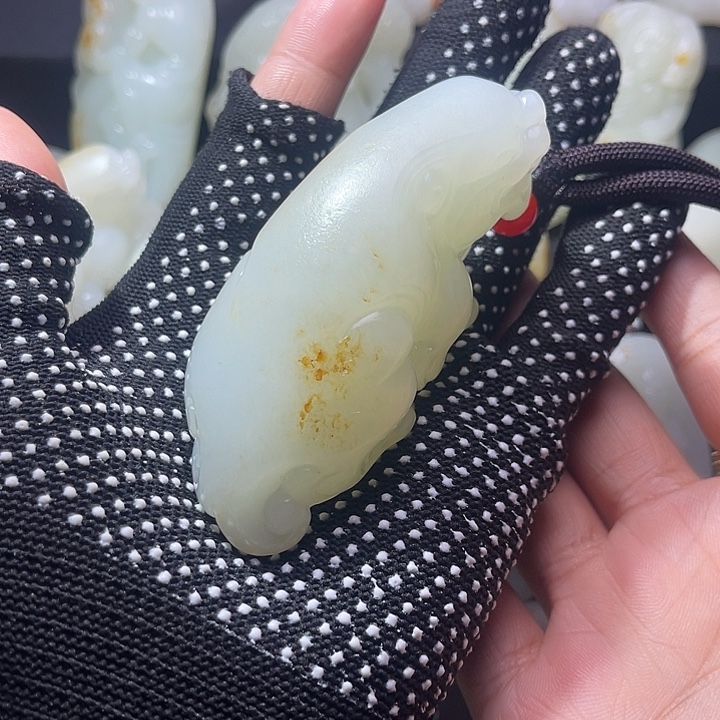 梅***西和田玉未镶嵌颈饰