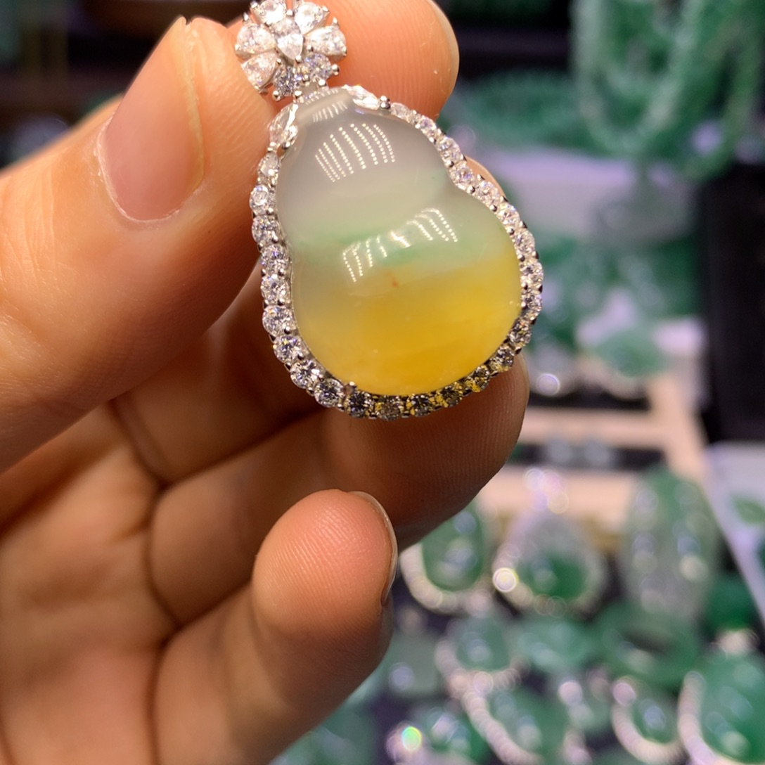 静***谧石英质玉（非洲翠）未镶嵌颈饰