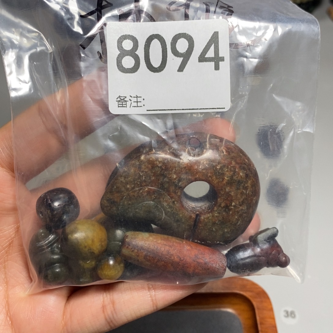 颈饰未镶嵌透闪石质玉⁽****⁾