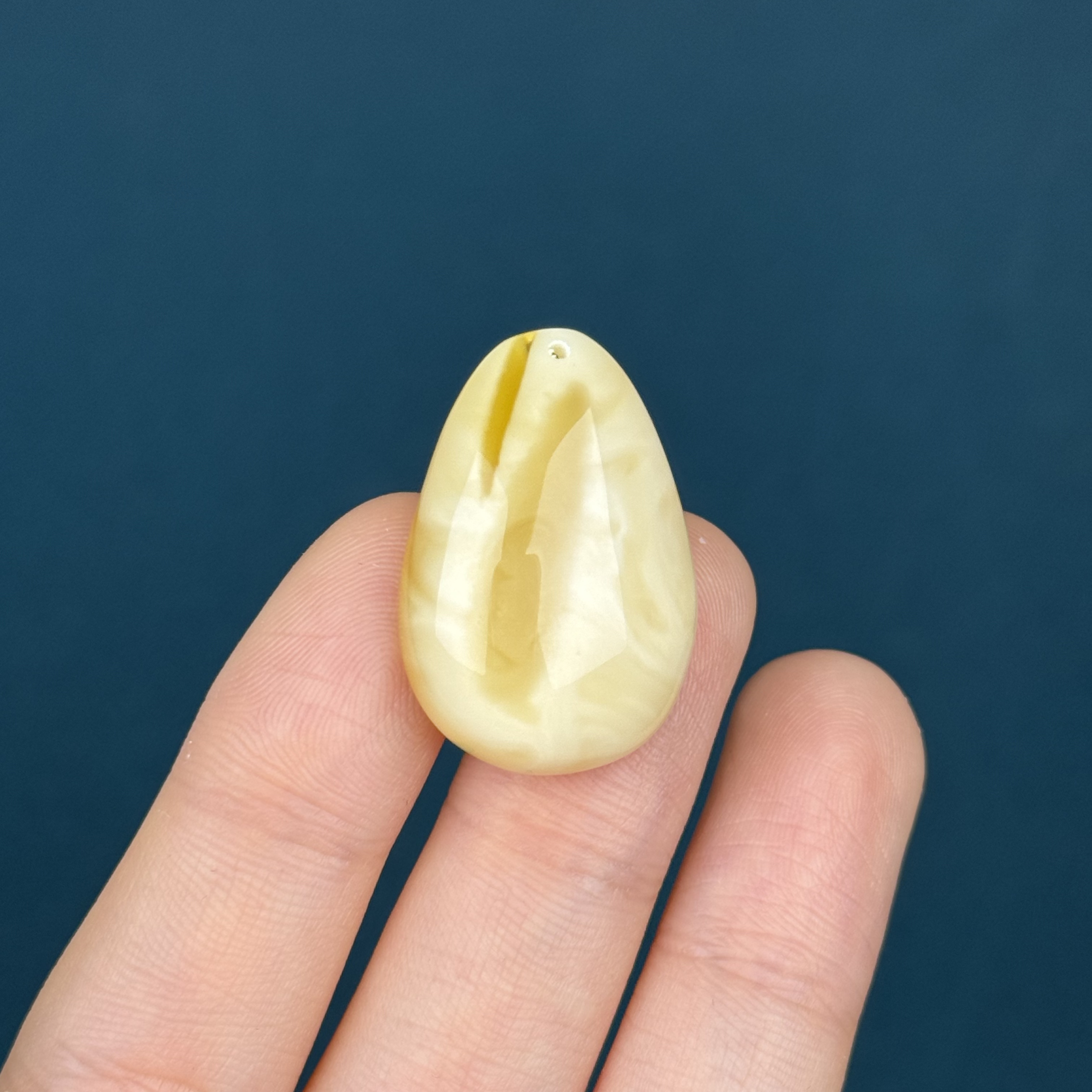 Y7609天然蜜蜡 鸡油黄满蜡白花水滴 19*28*10.7mm支持复检假一罚