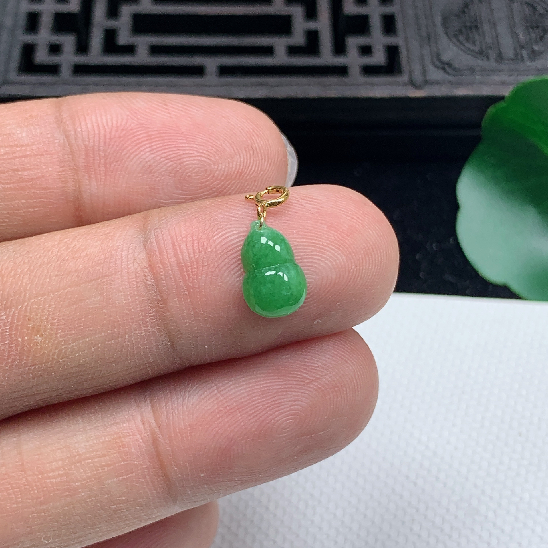 缅甸天然翡翠A货18K金扣精美飘绿小葫芦吊坠尺寸10.3*6.7*2.8mm