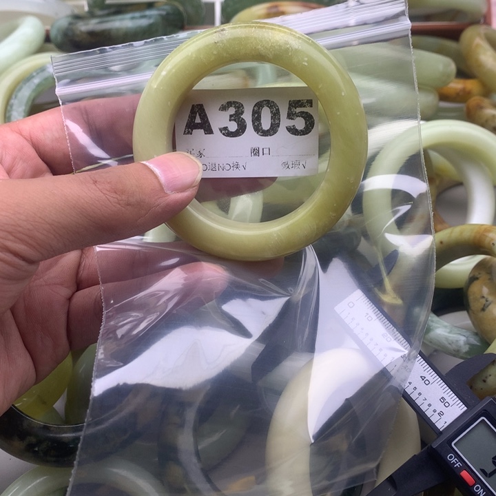 苏***牧未镶嵌蛇纹石玉手镯
