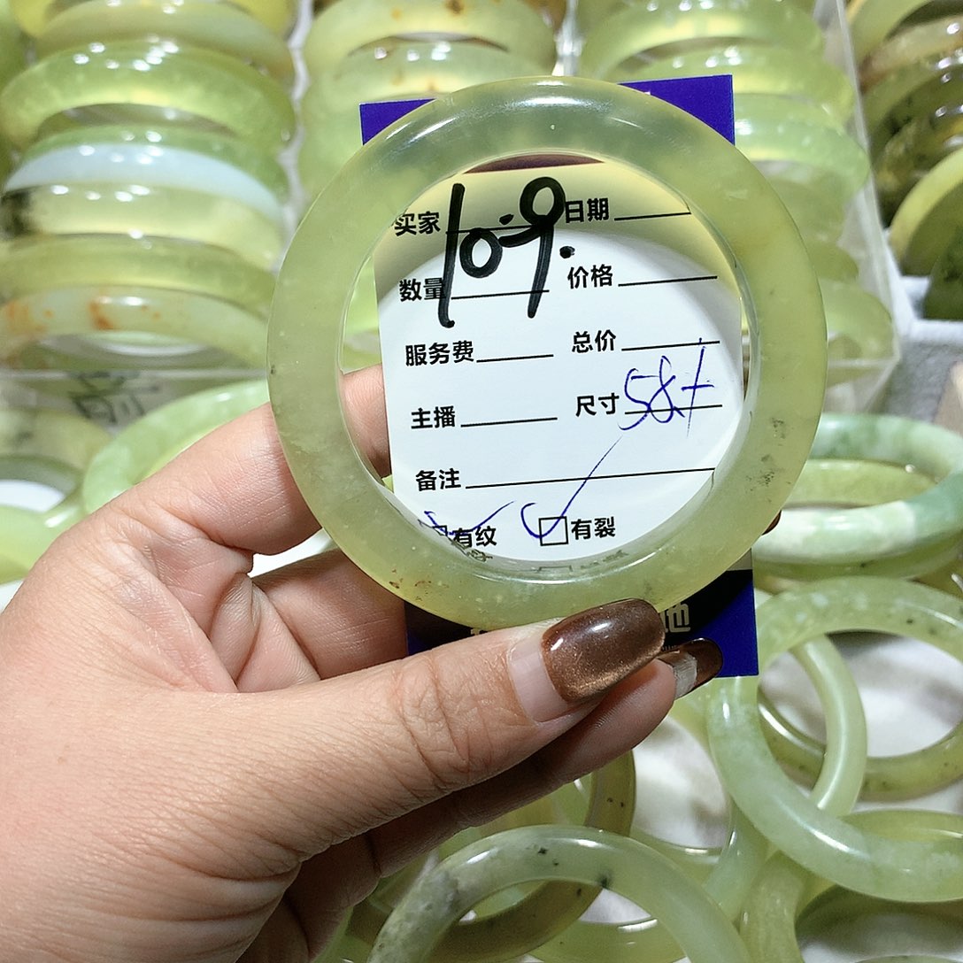 蛇纹石玉手镯未镶嵌