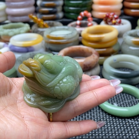 未镶嵌手镯石英岩玉