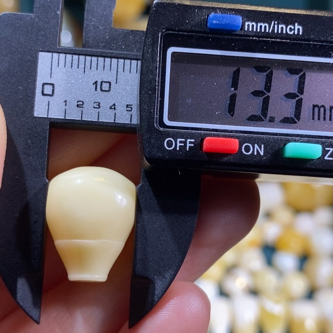 琥珀裸石未镶嵌配饰