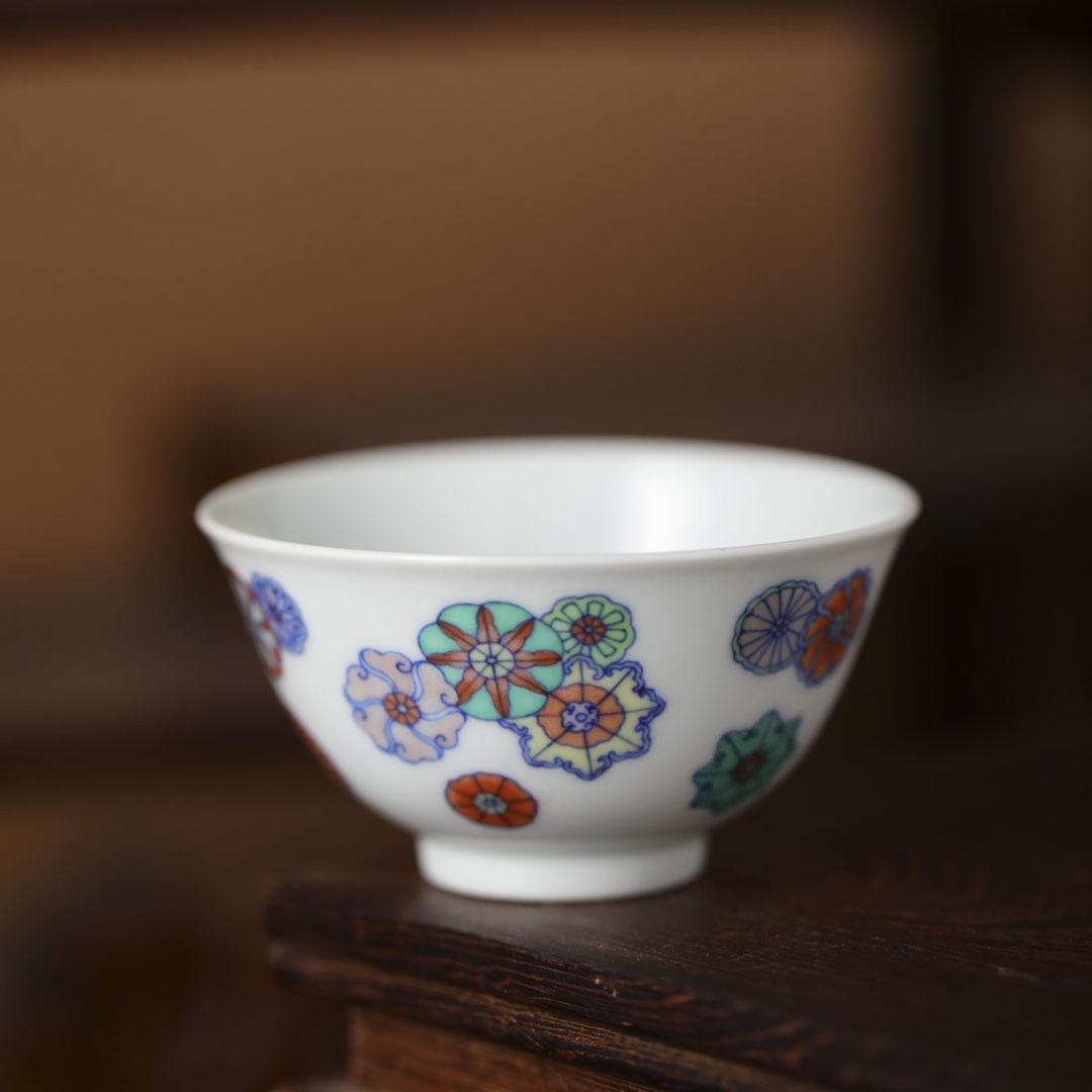 赏瓷观窑--青花斗彩皮球花纹撇口杯--手绘陶瓷有差异