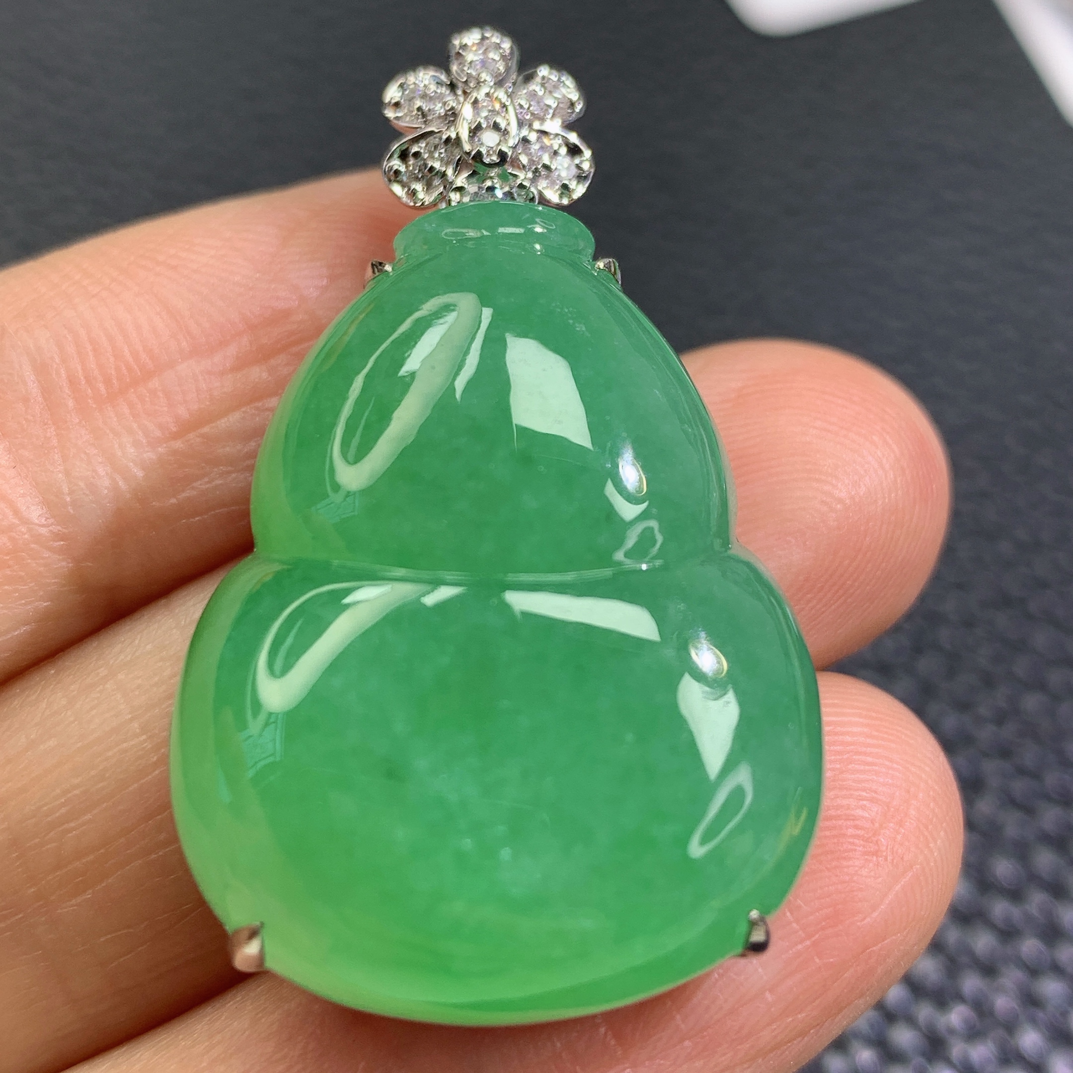天然缅甸A货翡翠厚装满绿葫芦镶嵌18k金加钻吊坠气质挂件